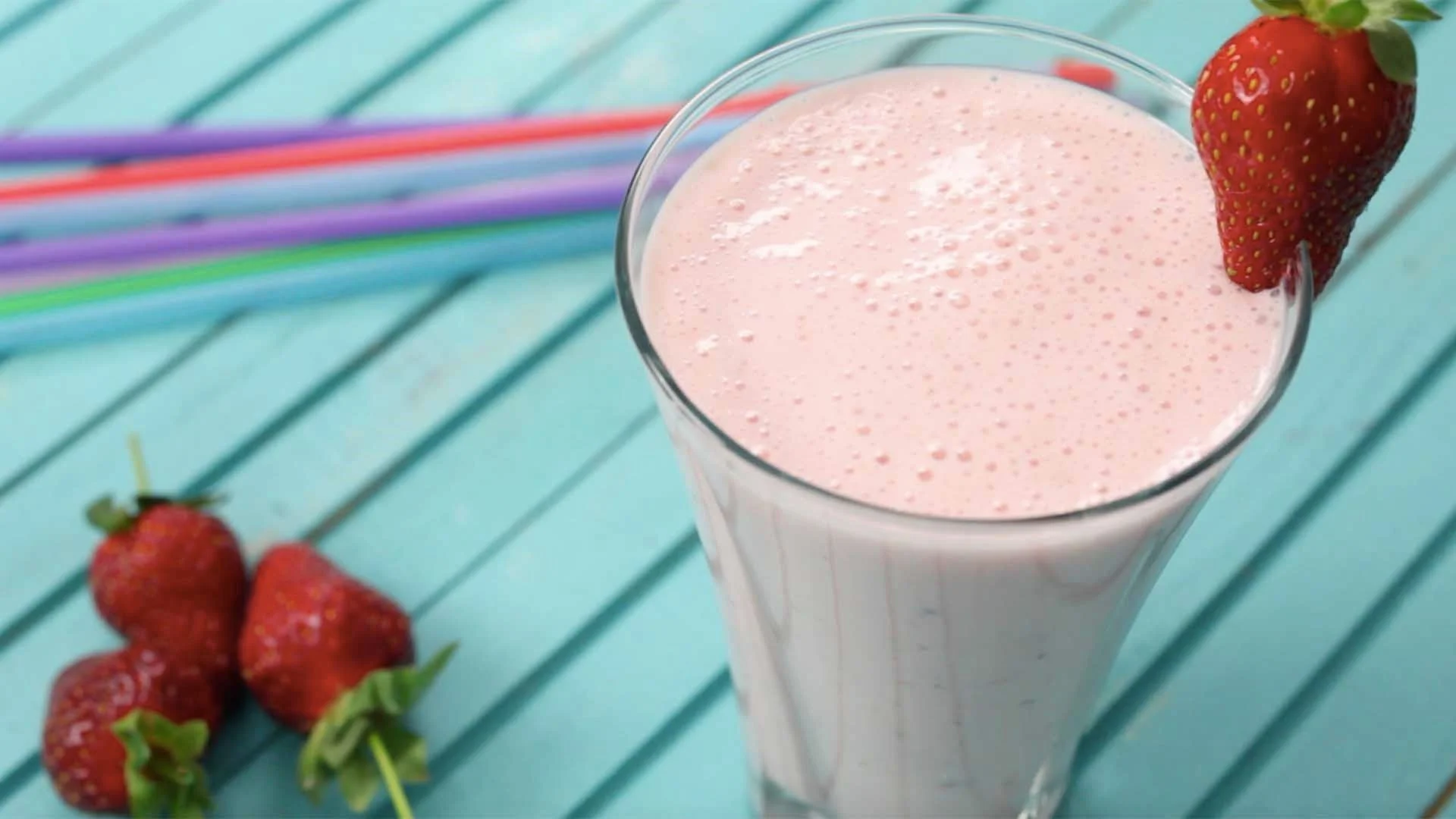 Chia Tohumlu Çilekli Detoks Smoothie