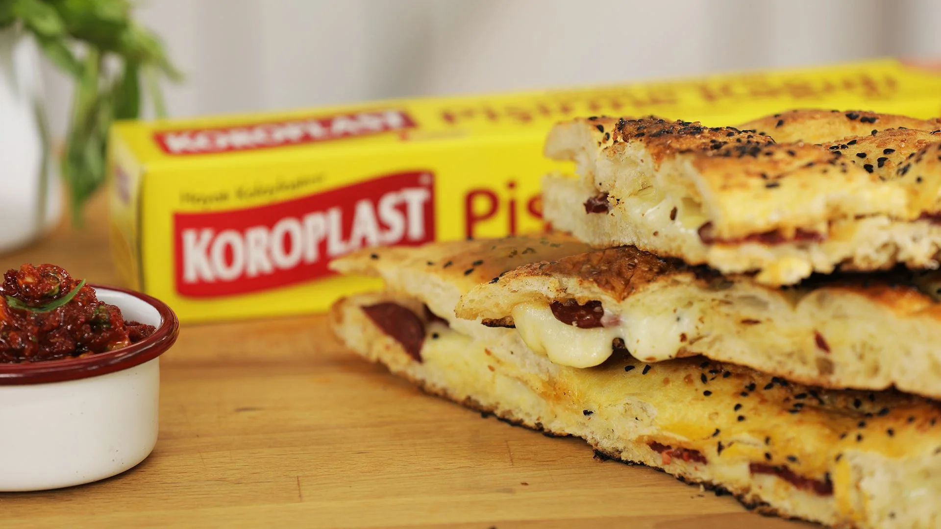 Tavada Sucuklu Kaşarlı Sahur Pidesi